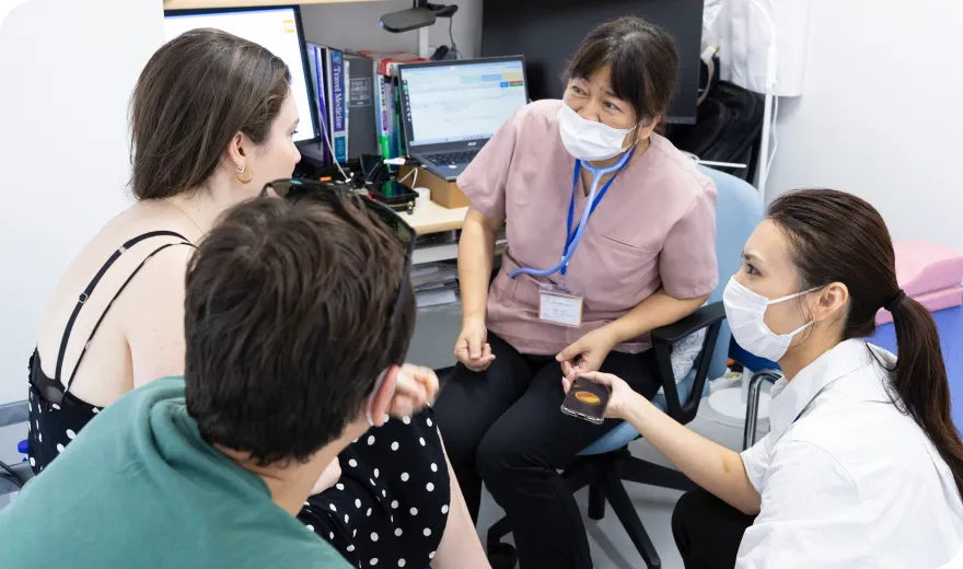 通訳スタッフを配置した医療サポートの様子